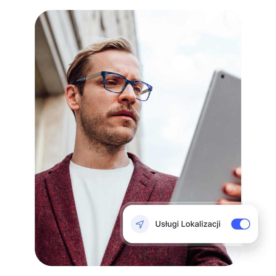 Osoba korzystająca z VPN na tablecie, żeby ograniczyć śledzenie lokalizacji.