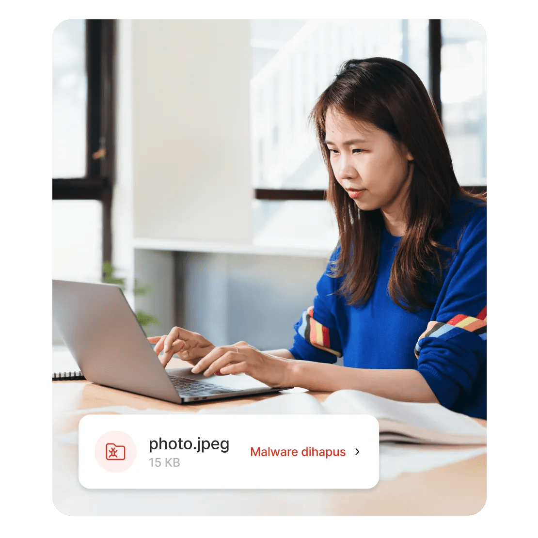 Pengguna memeriksa peringatan dari Threat Protection Pro™ tentang malware yang ditemukan dalam unduhannya.