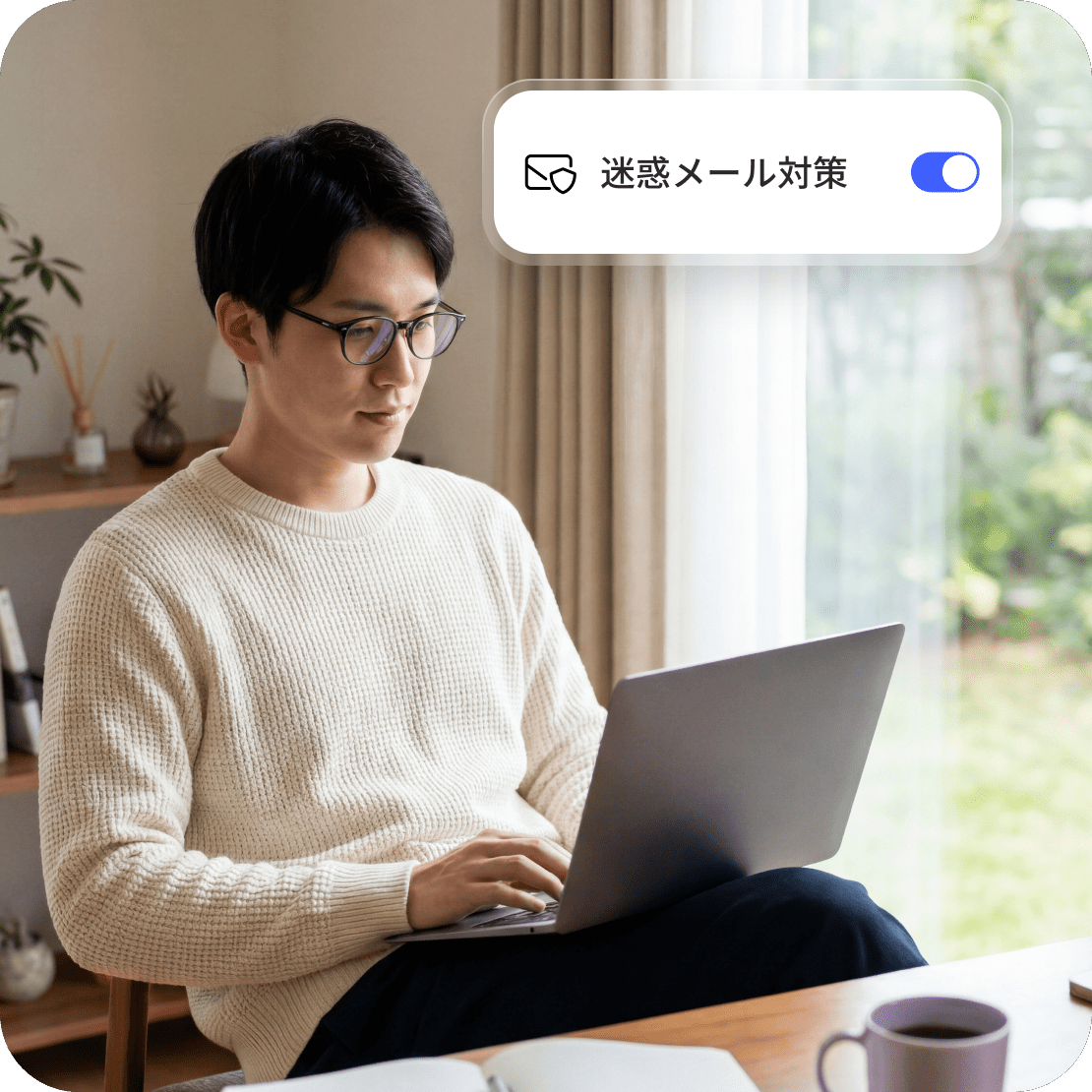 NordVPNの次世代のウイルス対策でメール保護機能を有効にしたノートパソコンを使用している男性。