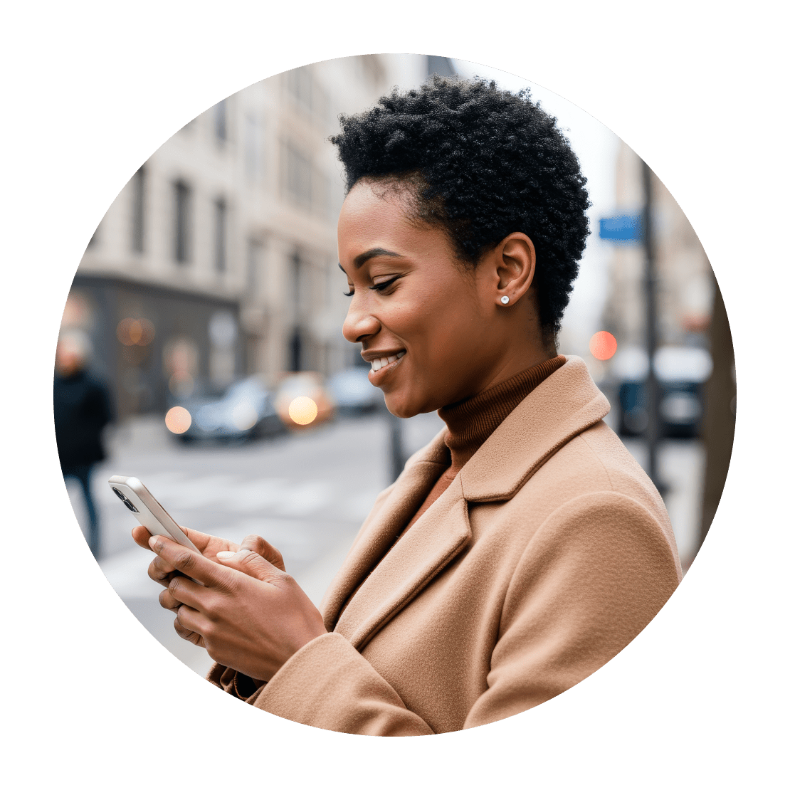 Une femme navigue sur son téléphone professionnel tout en étant protégée par des mesures de sécurité VPN d&#39;entreprise.