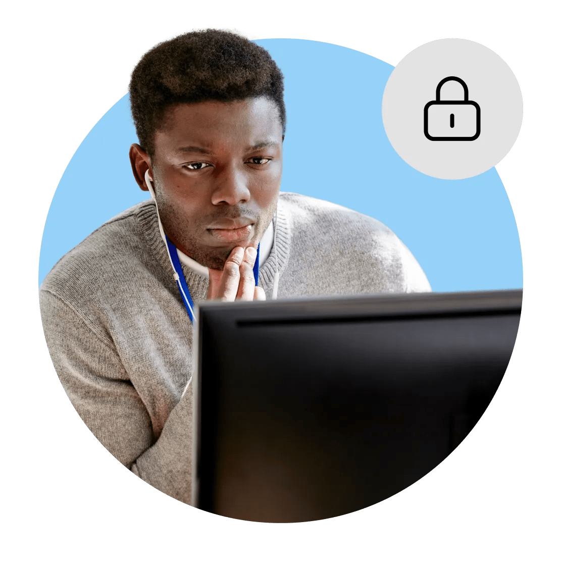 Un uomo che utilizza una VPN per Raspberry Pi affidabile per guardare i contenuti sulla sua TV con maggiore sicurezza e privacy.