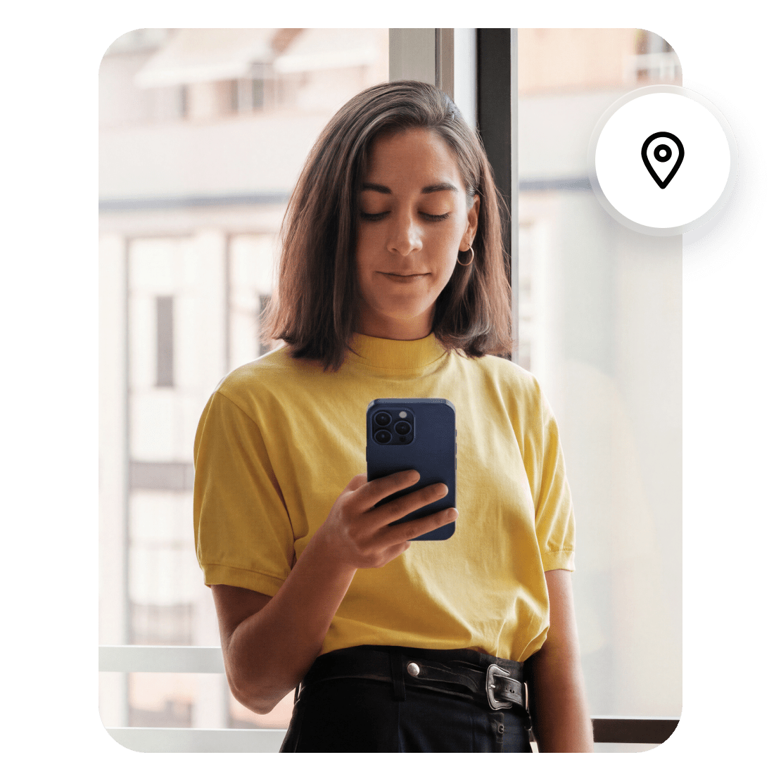一个人正在使用智能手机检查 VPN 位置隐私设置。