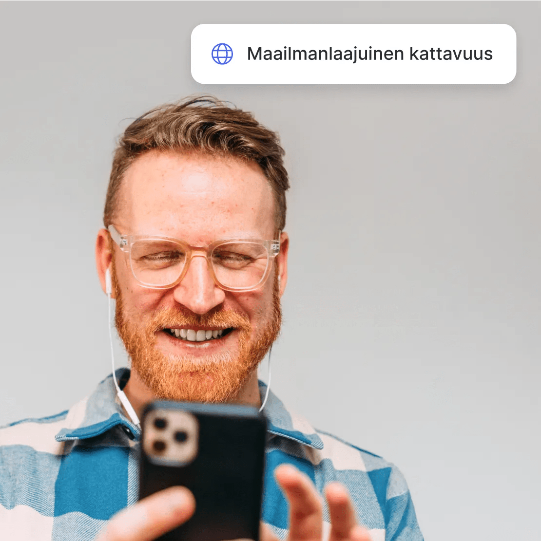 Mies nauttii koko maailman kattavasta VPN:stä älypuhelimellaan.