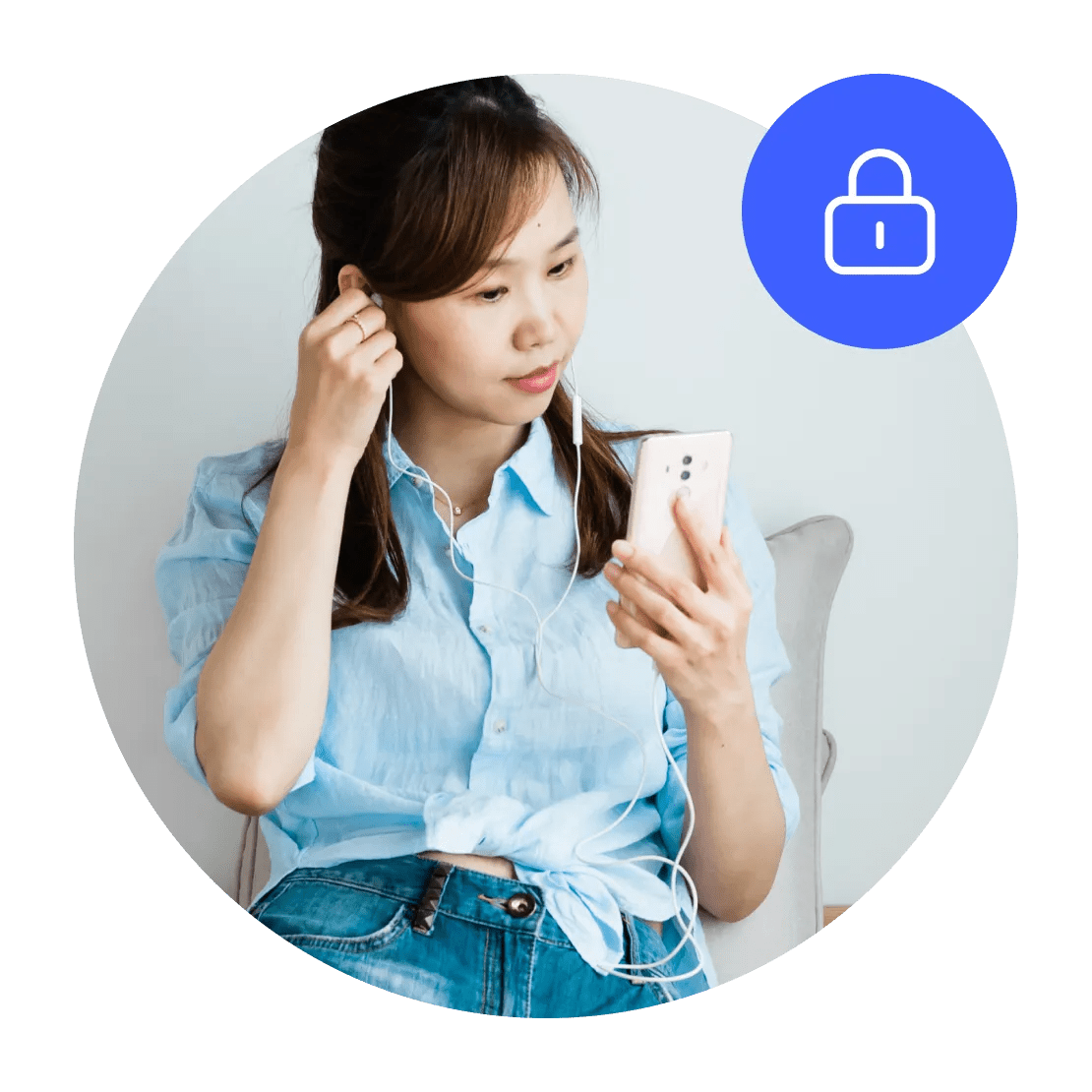 女子正安全地使用應用程式。