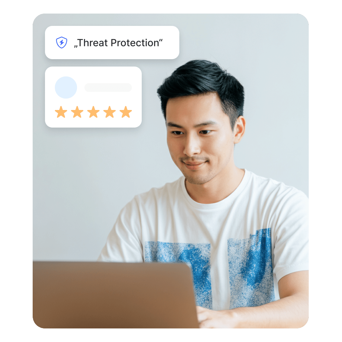 Vyras rašo penkių žvaigždučių atsiliepimą apie „NordVPN“ funkciją „Threat Protection Pro™“