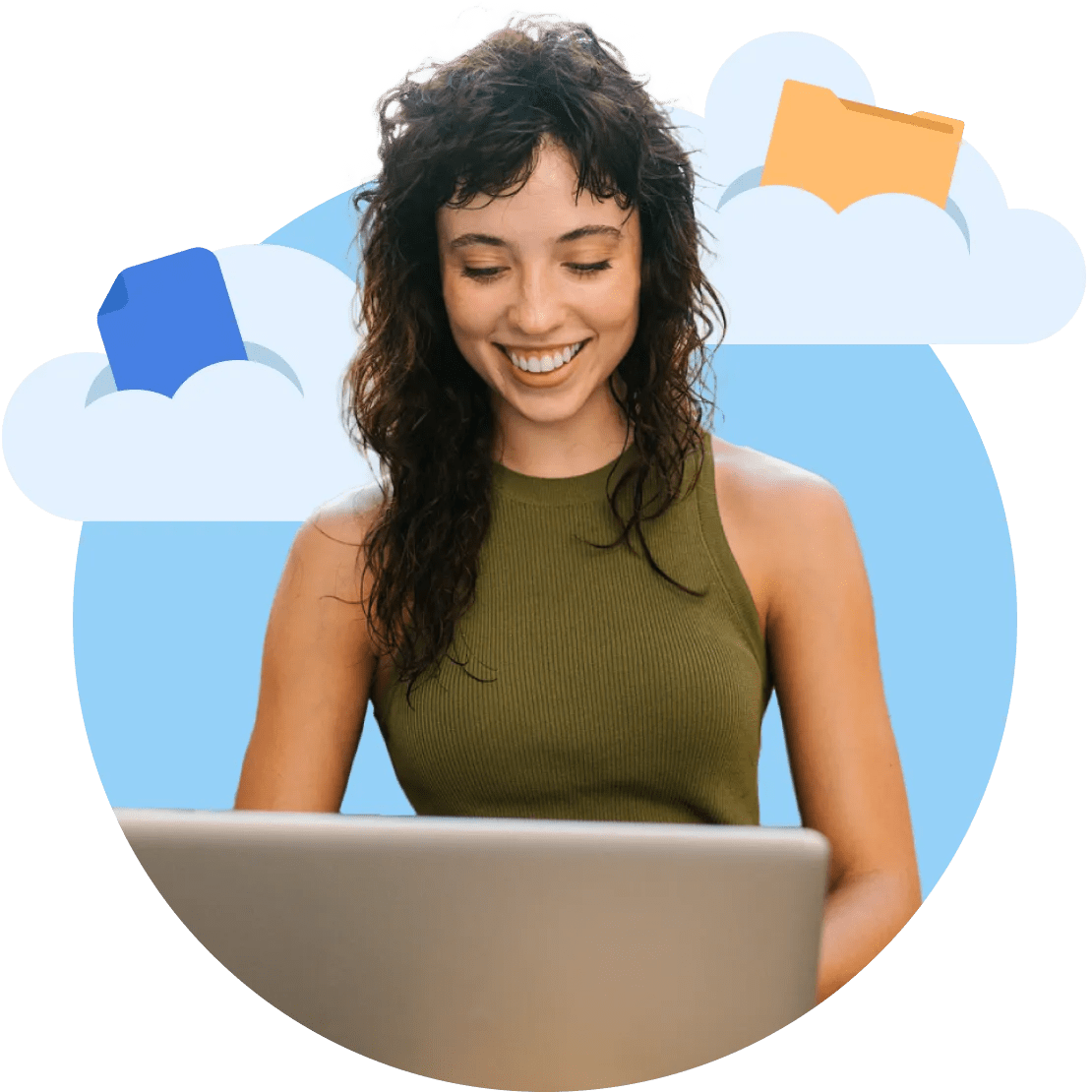 Une femme souriante en utilisant le stockage cloud sur son ordinateur portable.
