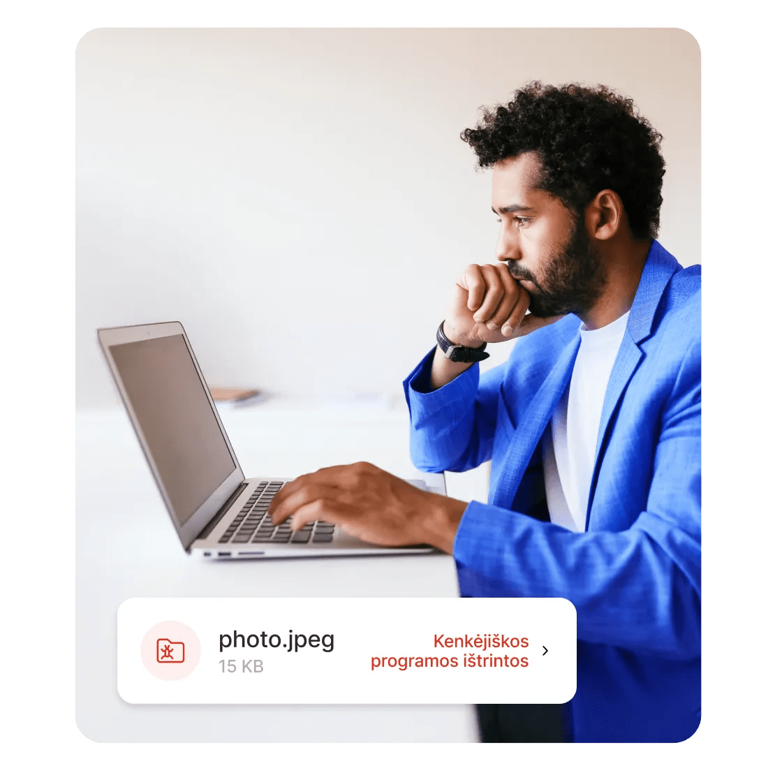 Naudotojas tikrina „Threat Protection Pro™“ įspėjimą apie atsisiunčiamuose failuose rastą kenkėjišką programinę įrangą.