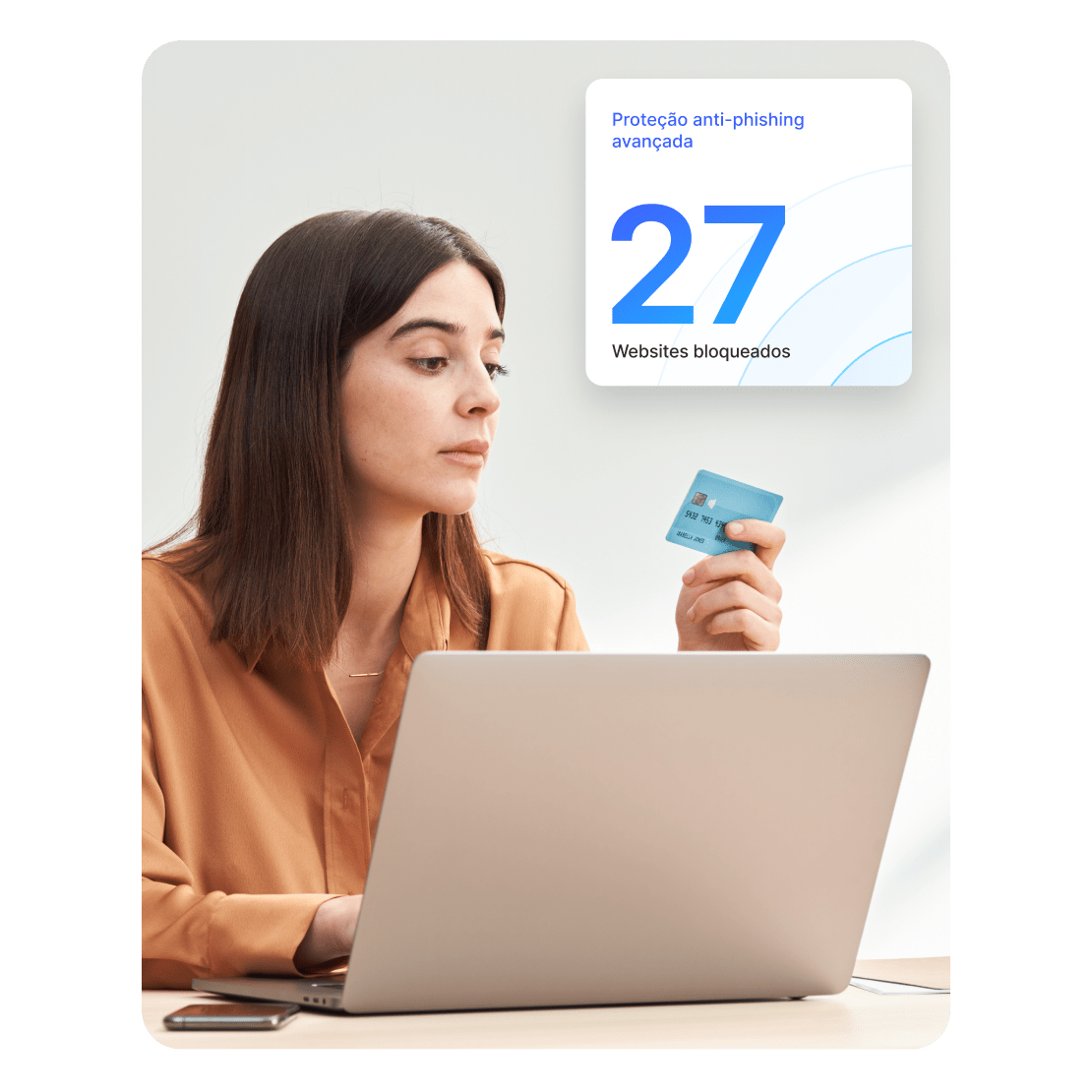 Uma mulher usa proteção anti-phishing avançada para comprar online em segurança.