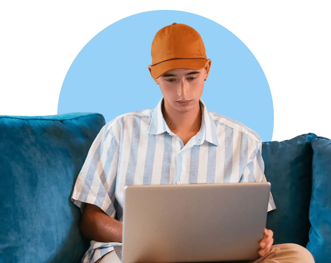 En person skyddar sin integritet online med ett VPN.