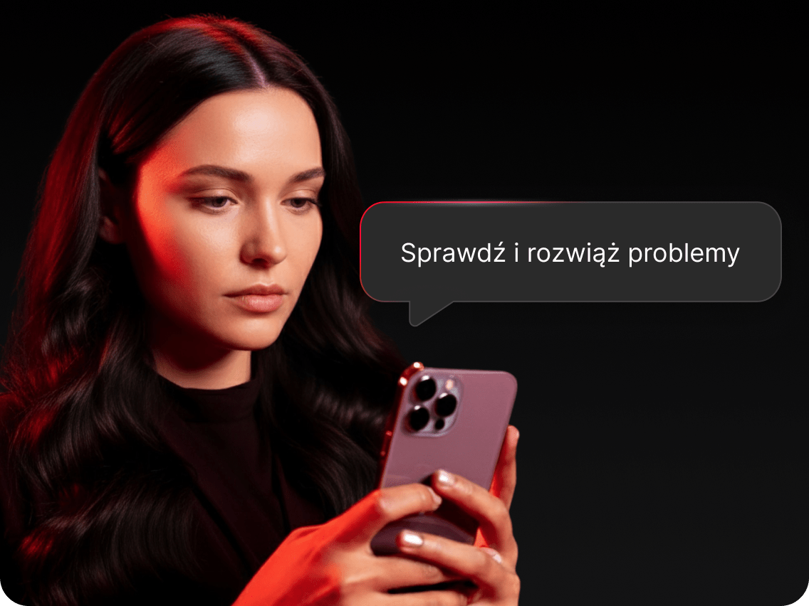 Kobieta przegląda alert z narzędzia Dark Web Monitor na swoim telefonie, przygotowując się do rozwiązania problemu.