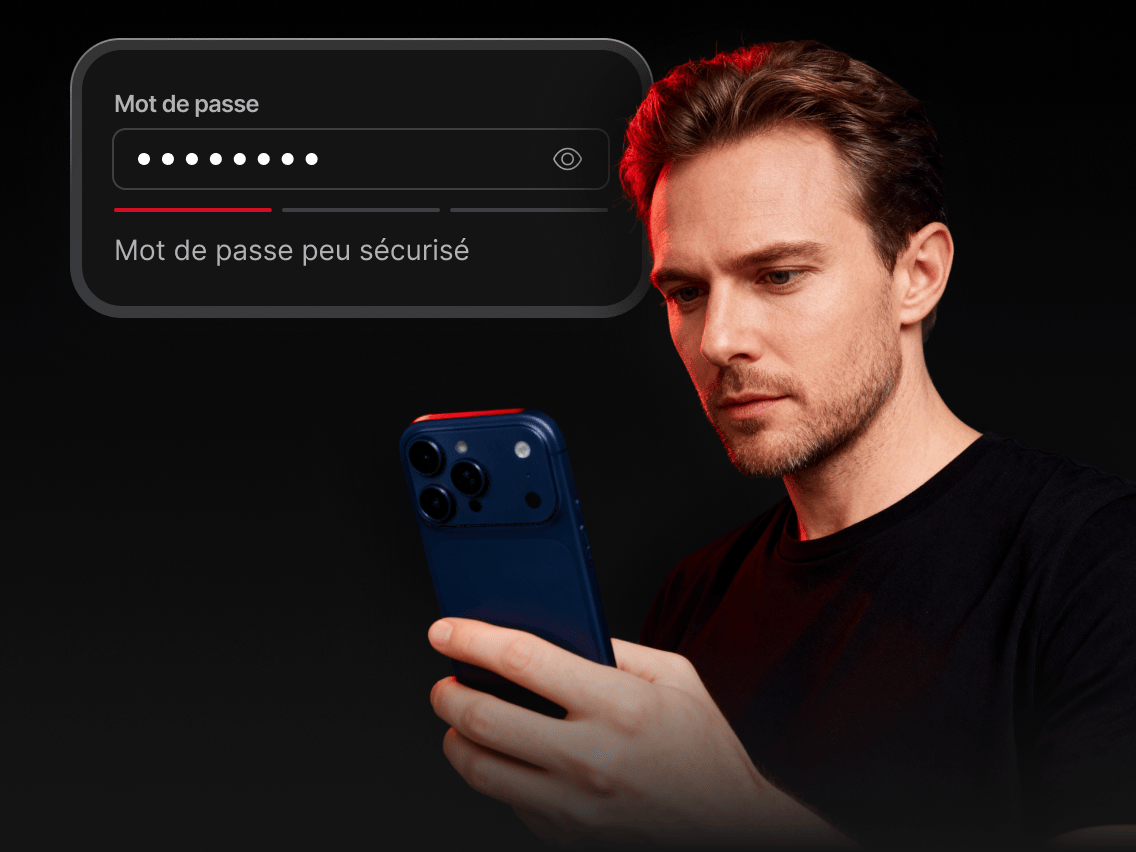 Une personne vérifiant la sécurité de son mot de passe sur son téléphone