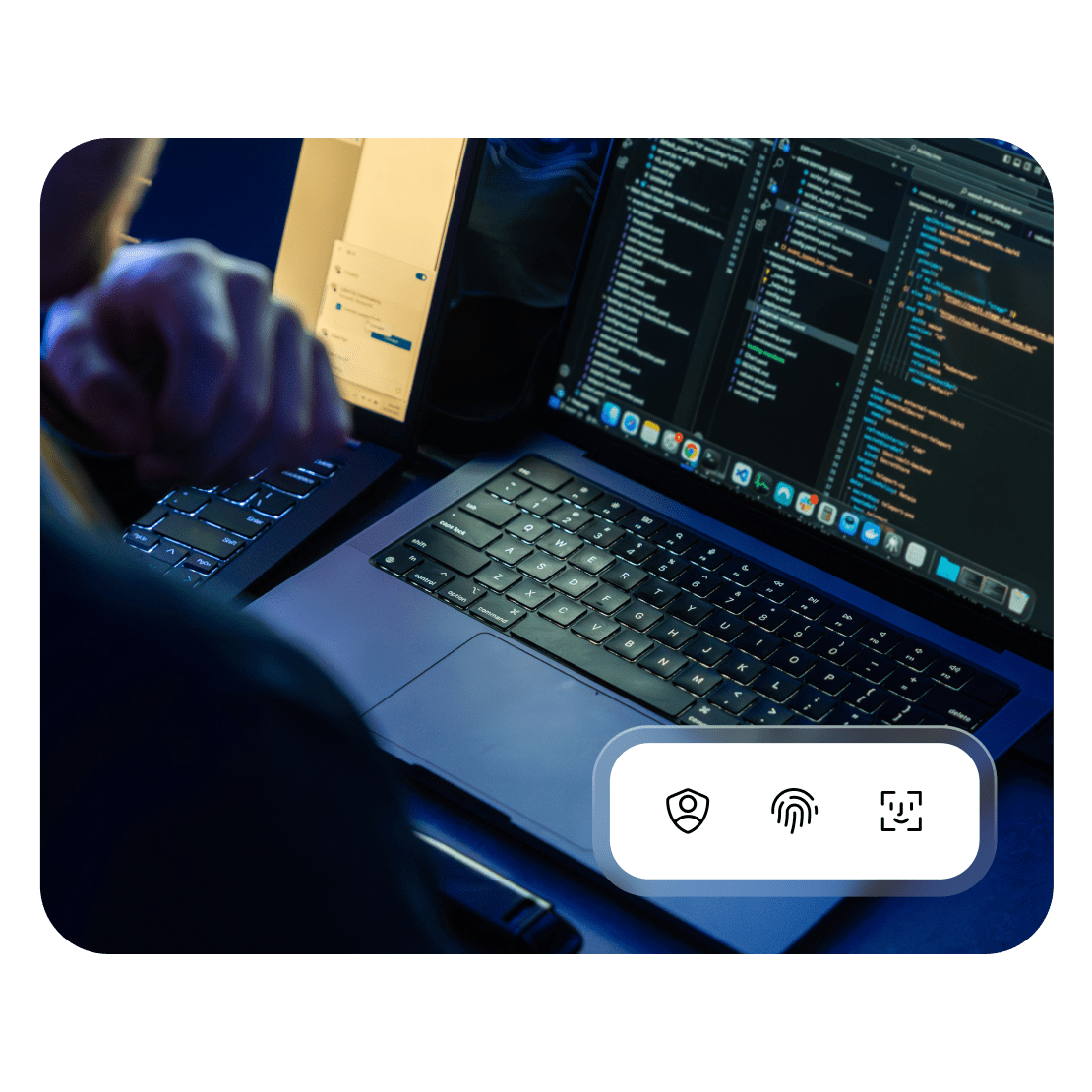 Un desarrollador trabajando en un portátil para mejorar la seguridad de la API de la VPN.
