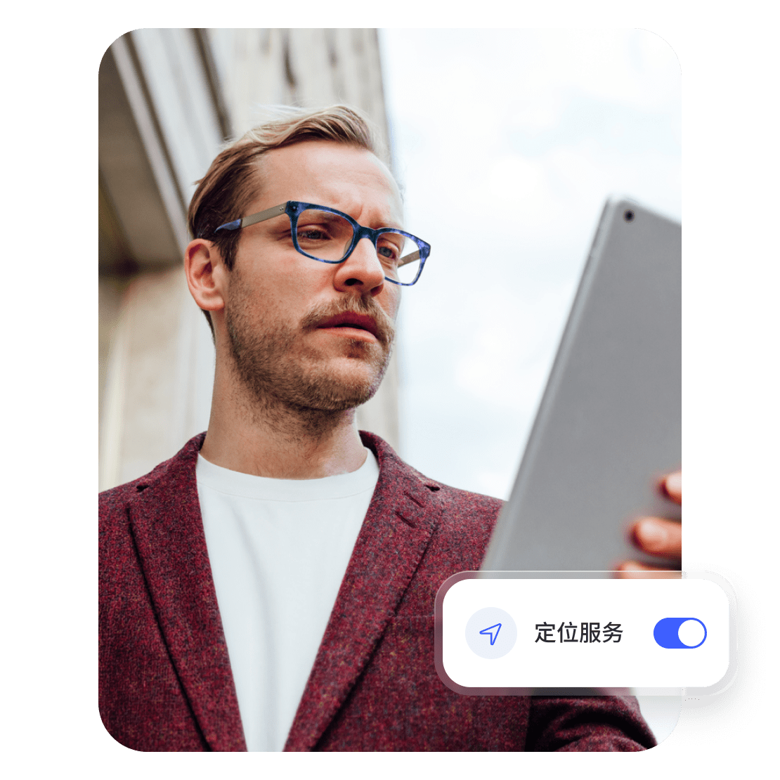 一个人正在平板电脑上使用 VPN 来限制位置跟踪。