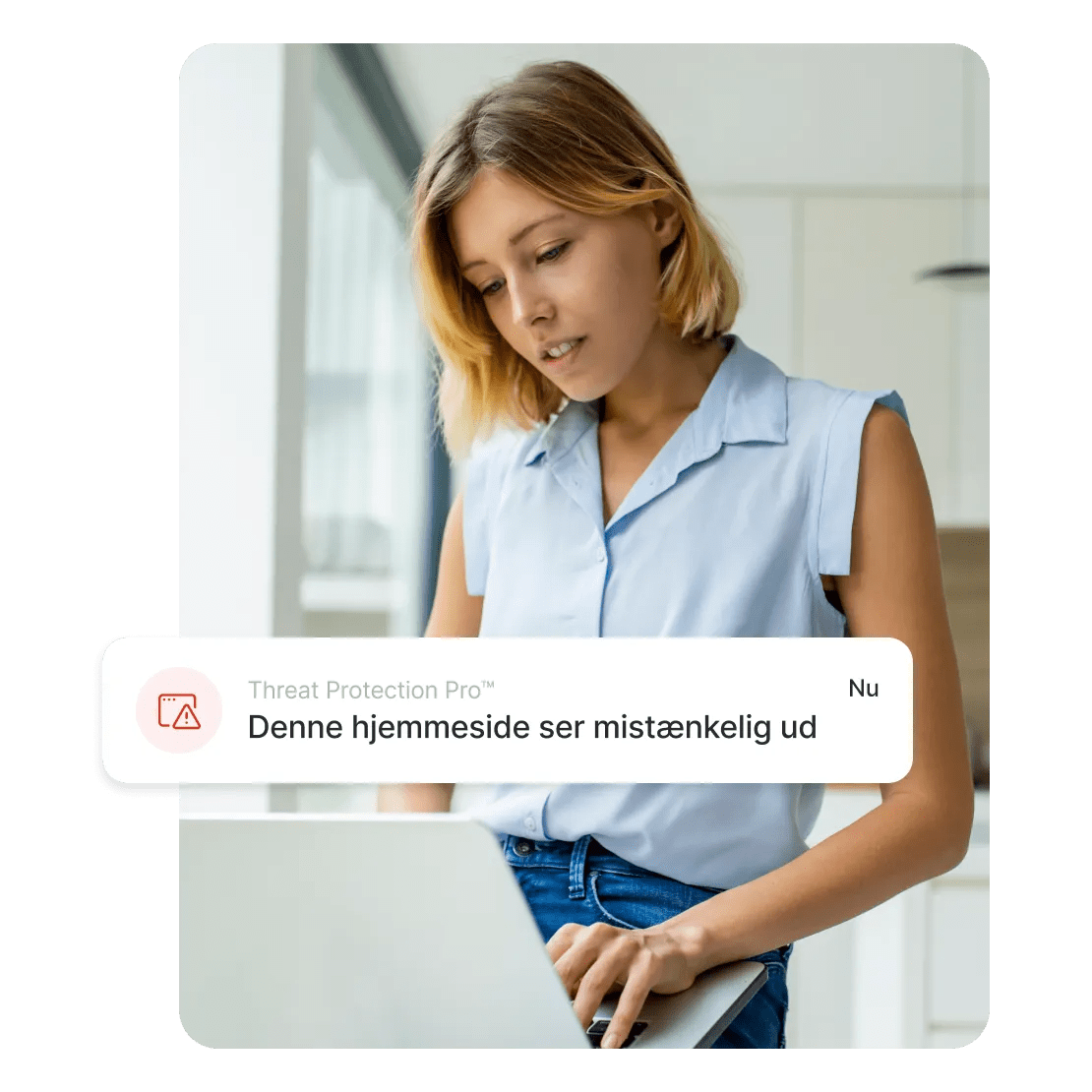 En person, der læser en advarsel fra Threat Protection Pro™ om, at den næste hjemmeside, du ønsker at besøge, fremstår mistænkelig.