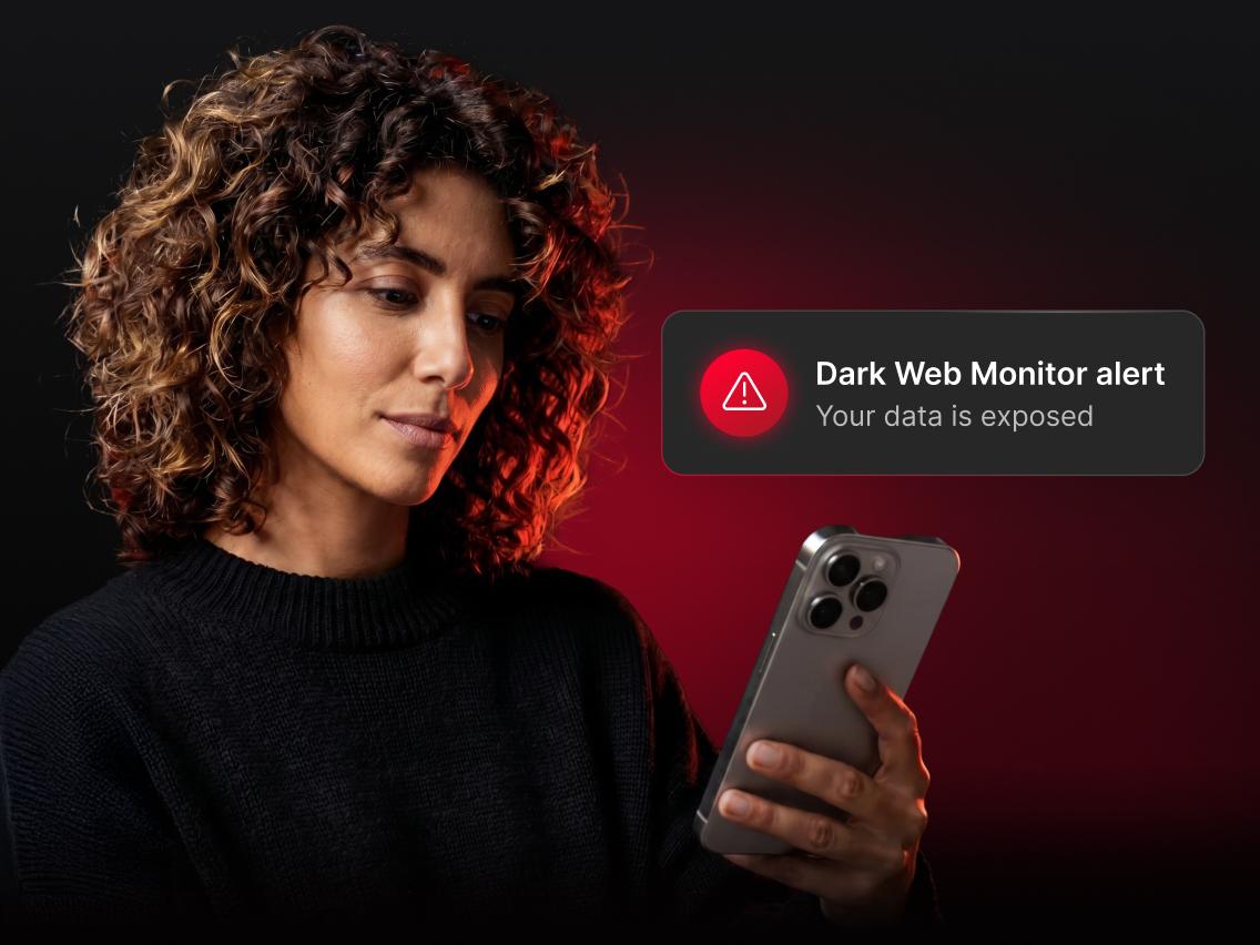 Akıllı telefonunda NordVPN&#39;in Dark Web Monitor özelliğini kullanan bir kişi.