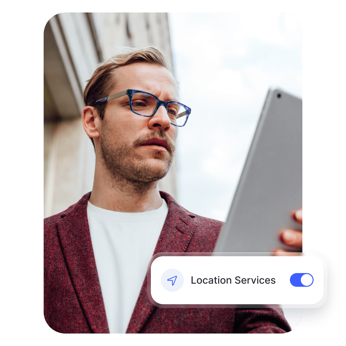 Человек использует VPN на планшете, чтобы ограничить отслеживание своего местоположения.