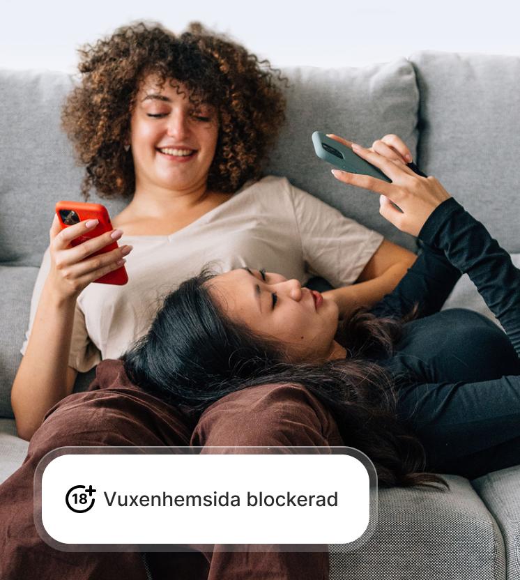 Två kvinnor använder sina telefoner på ett säkert sätt medan skyddet mot bedrägerier och nätfiske blockerar vuxenwebbplatser.