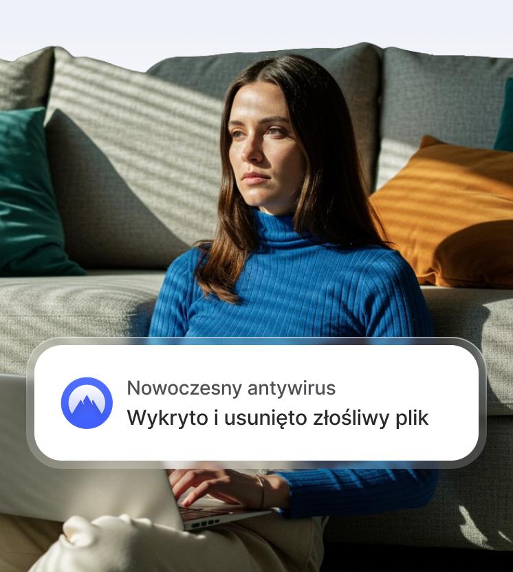 Kobieta przy laptopie z alertem nowoczesnego antywirusa, który informuje, że wykryto i usunięto złośliwy plik.