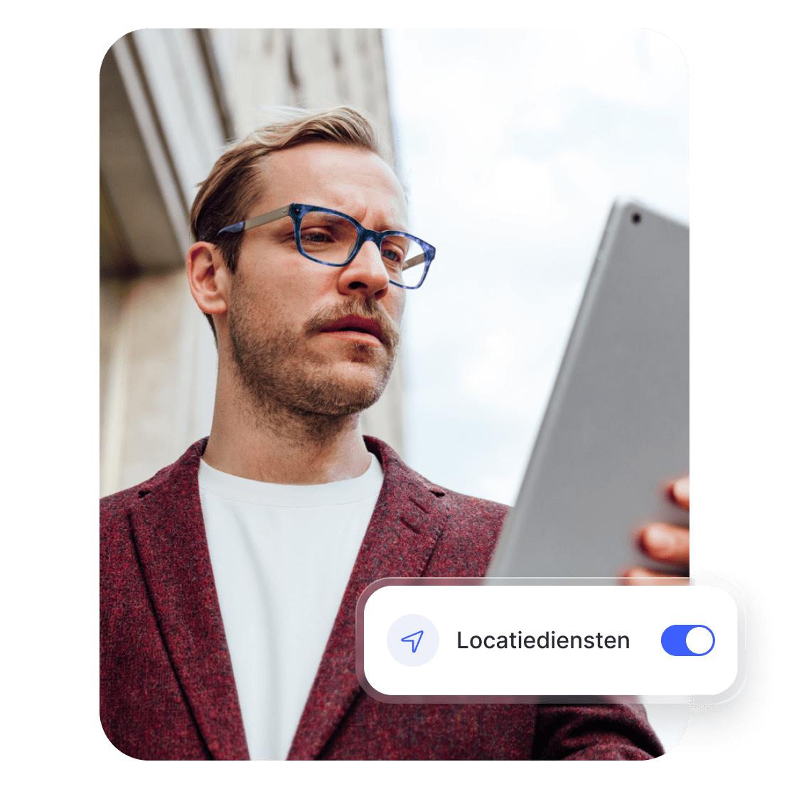 Iemand die een VPN op zijn tablet gebruikt om locatietracking te beperken.
