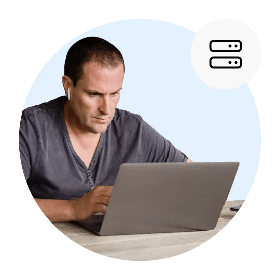 Ein Mann konfiguriert seine DNS-Einstellungen