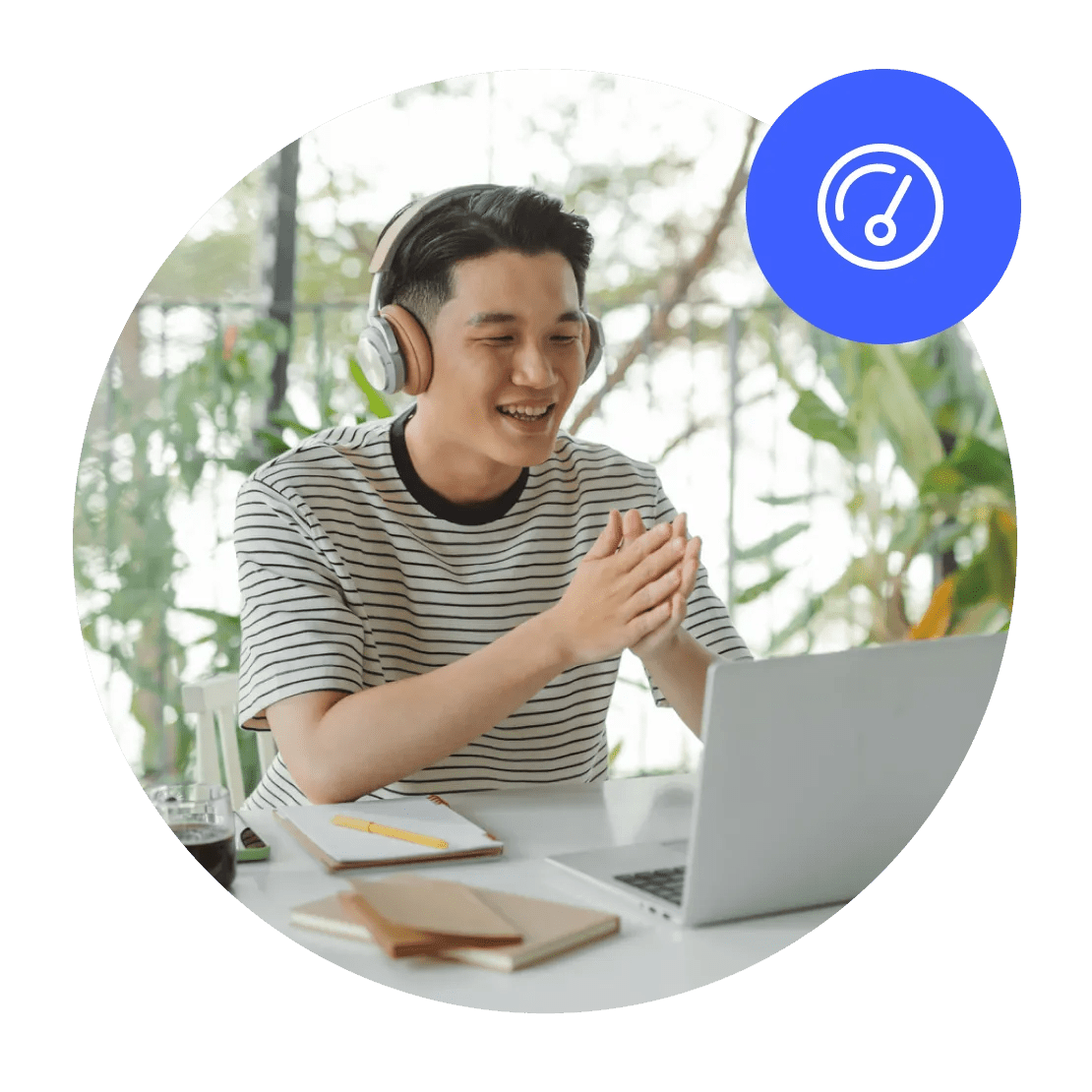 NordVPN을 사용하여 더 안전하게 디지털 프라이버시를 보호하며 브라우징하는 한 남성