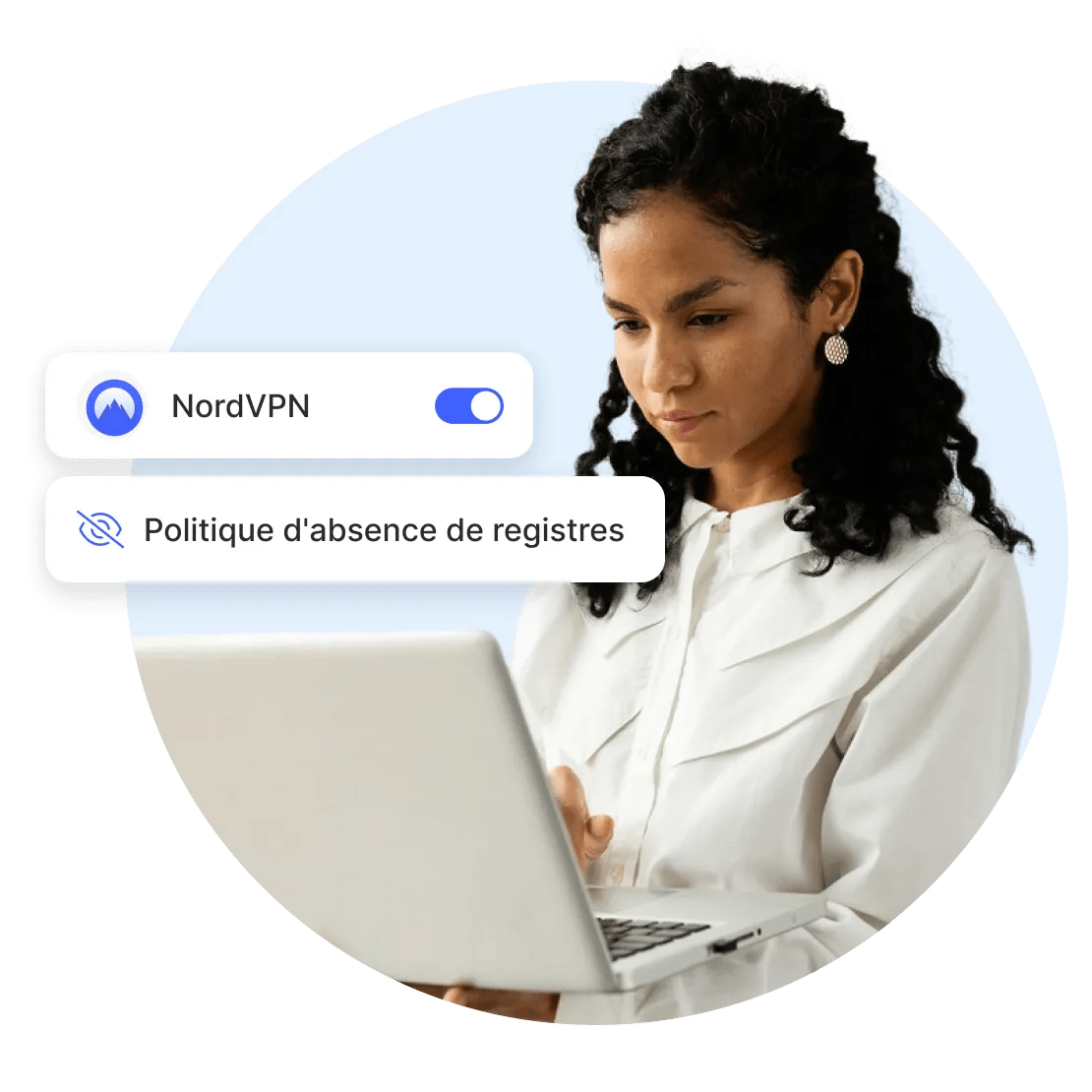 Une personne qui navigue sur le web sur son ordinateur, protégée par la politique no-logs de NordVPN.