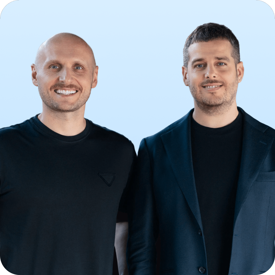 المؤسسان المشاركان لـ NordVPN يقفان معًا.