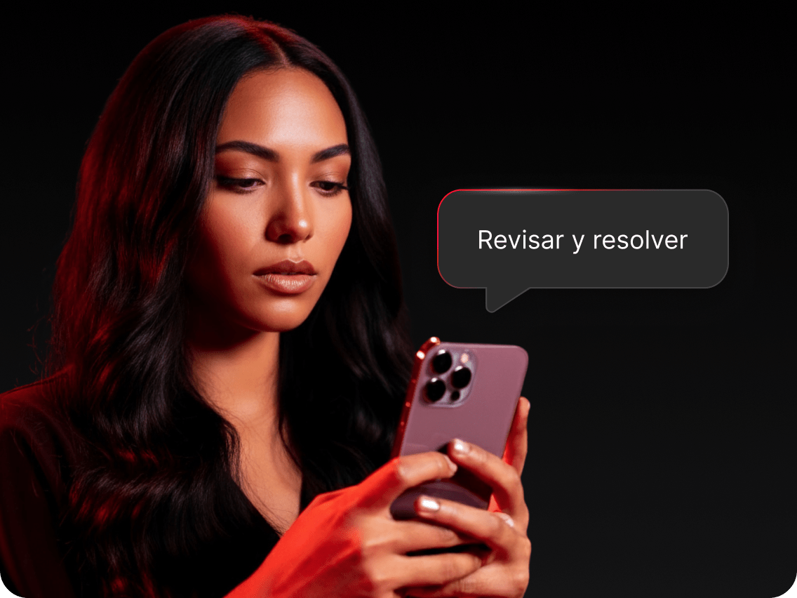 Una mujer revisando la alerta de Dark Web Monitor en su teléfono, preparándose para resolver el problema.