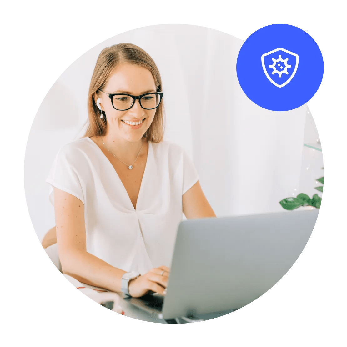 Uma mulher a utilizar a NordVPN para se manter segura.