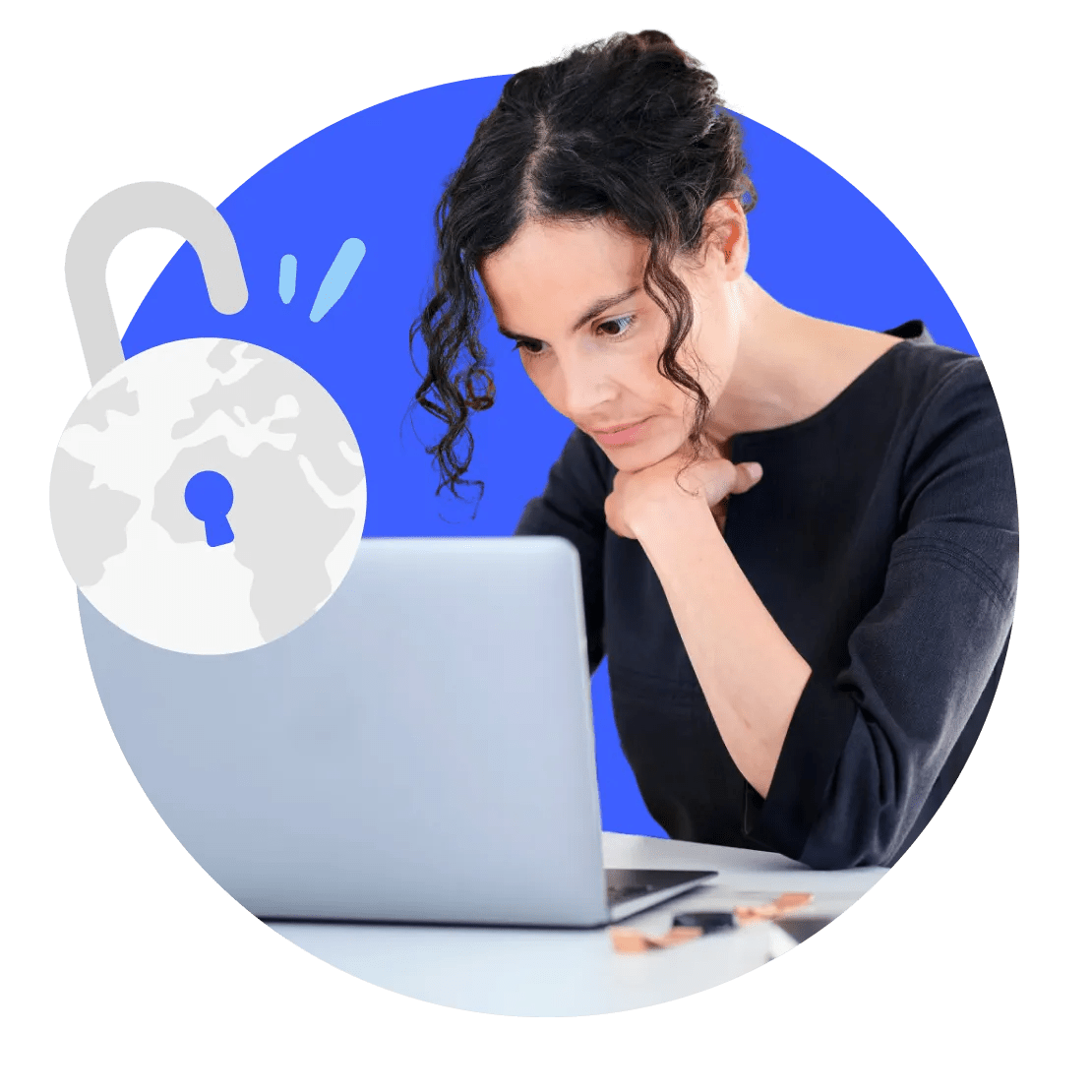 Eine Frau, die auf ihrem Laptop arbeitet, nachdem sie WikiLeaks entsperrt hat.