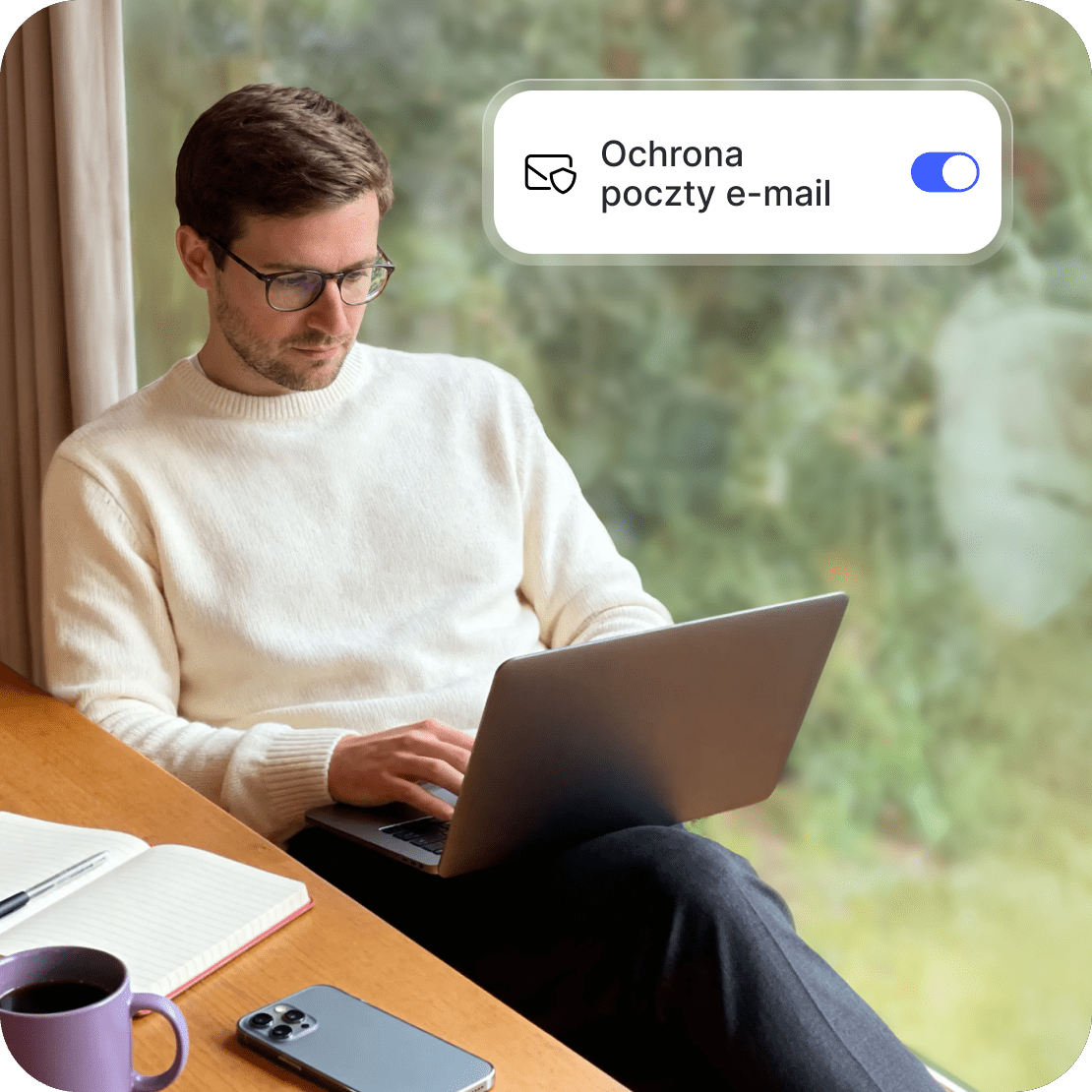 Mężczyzna korzystający z laptopa z włączoną funkcją ochrony poczty e-mail w nowoczesnym antywirusie NordVPN.