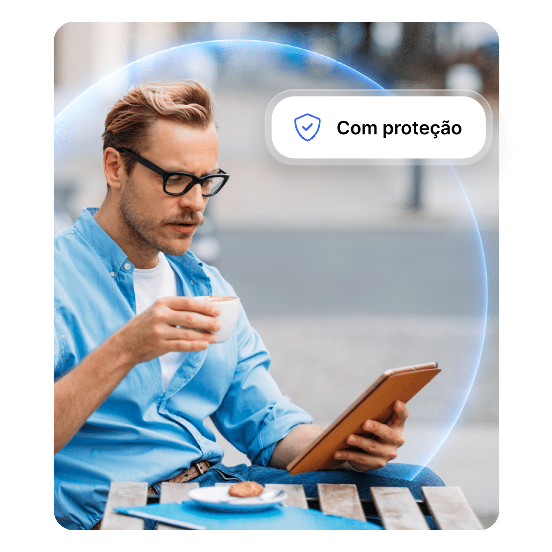 Uma pessoa conferindo os detalhes de segurança de rede em um tablet.