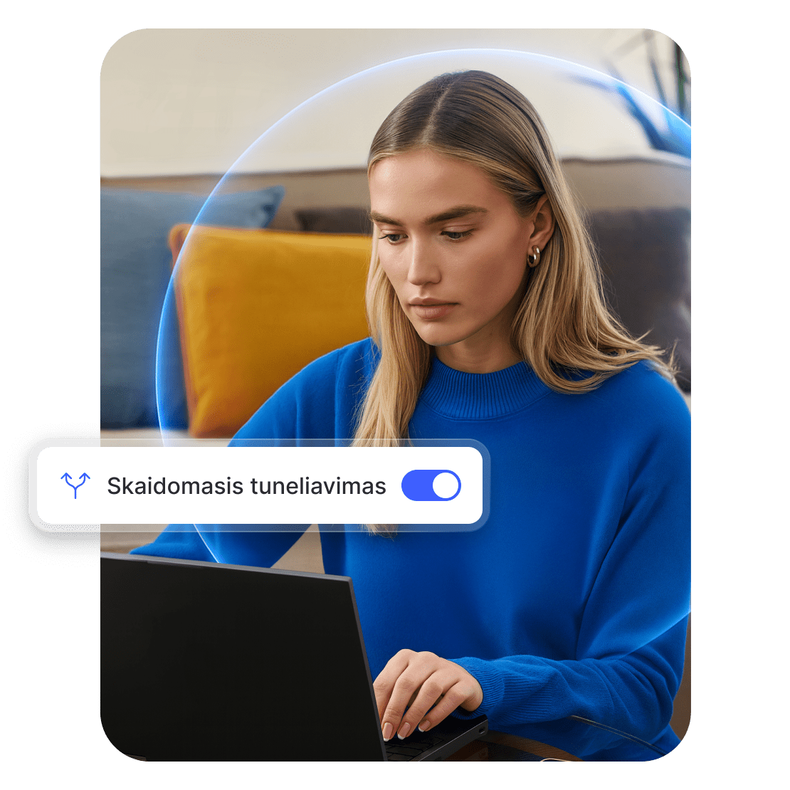 Moteris naudoja VPN savo kompiuteryje su įjungta skaidomojo tuneliavimo funkcija.
