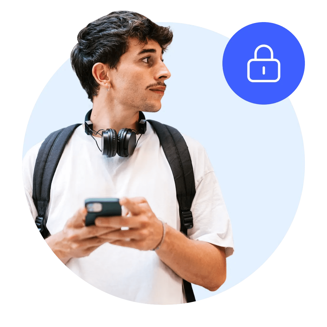 Um homem aprende sobre os benefícios da ciberproteção da NordVPN.