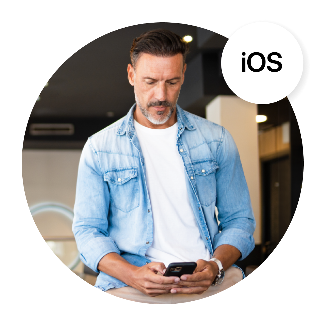 Ein Mann blockiert Werbung auf seinem iOS-Gerät