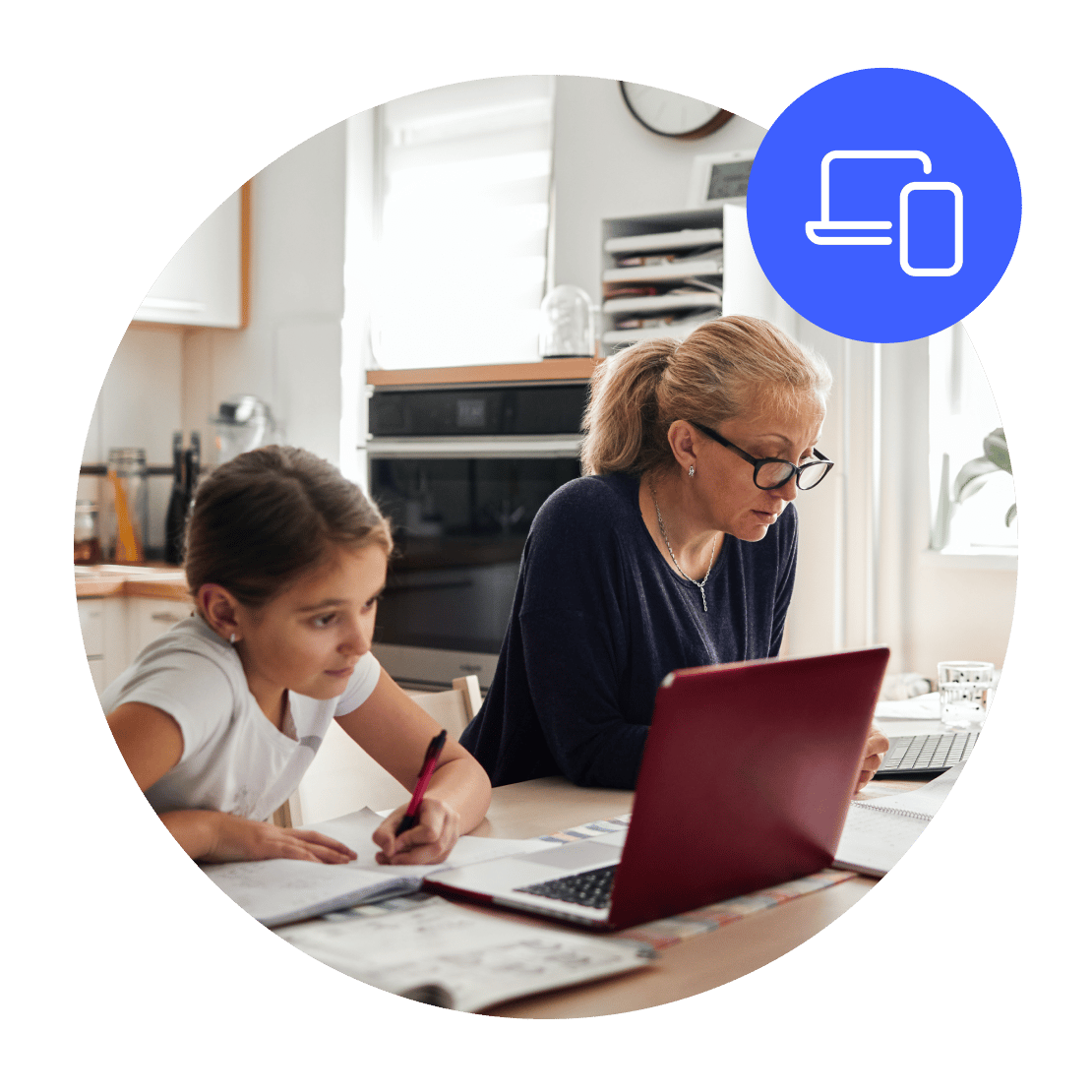 Una madre e una figlia che utilizzano laptop connessi allo stesso client VPN.