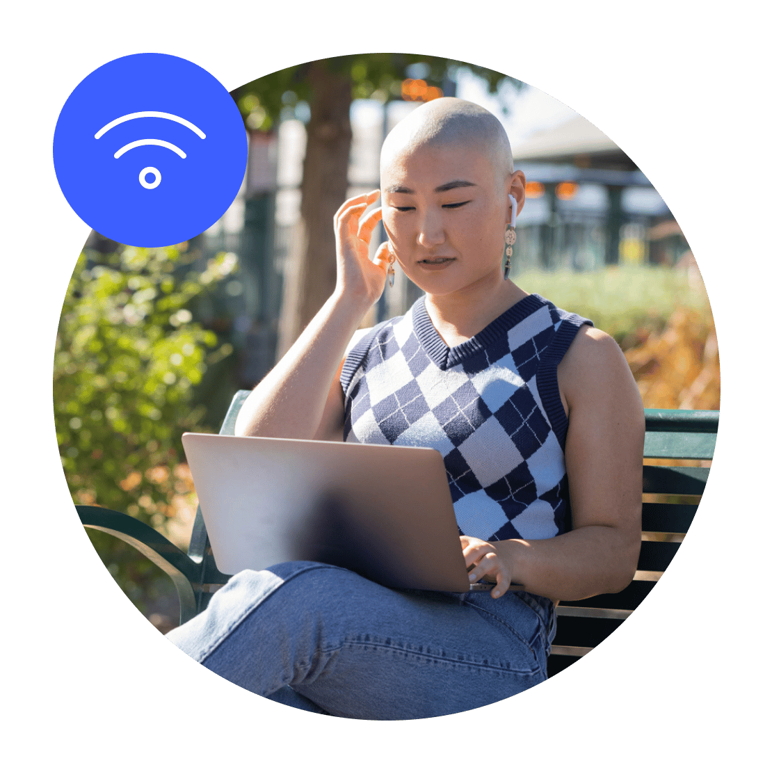 Una ragazza che lavora sul suo laptop su una panchina del parco mentre è connessa a un hotspot Wi-Fi pubblico.