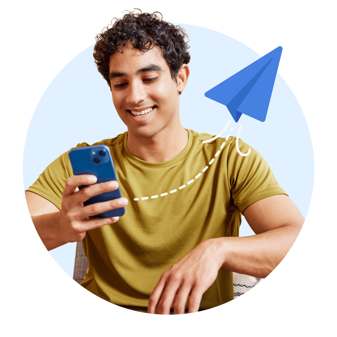 Seorang pria menggunakan NordVPN untuk mengakses Telegram dengan aman di ponselnya.