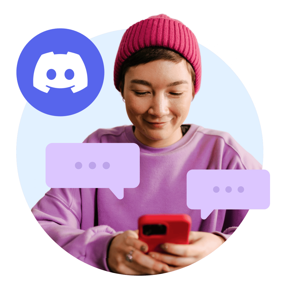 امرأة سعيدة تكتب رسائل عبر Discord غير المحظور على هاتفها.